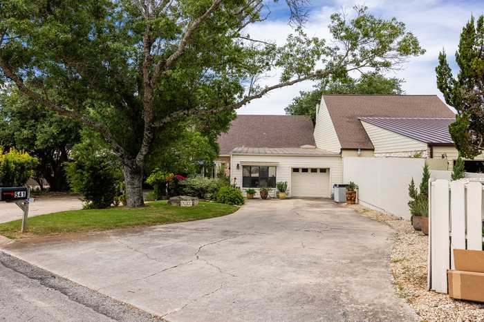 photo 2: 541 Fairway Dr, Kerrville TX 78028