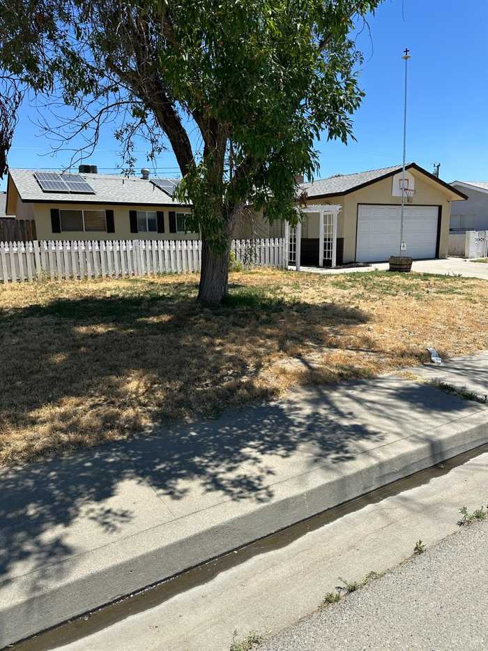 photo 1: 894 E Cinnamon Drive, Lemoore CA 93245