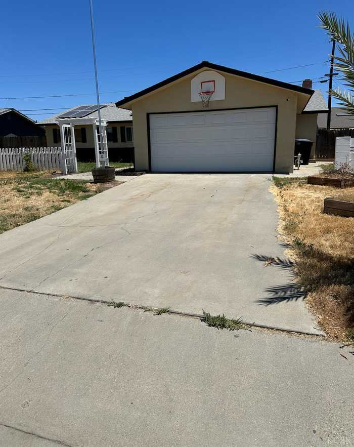 photo 2: 894 E Cinnamon Drive, Lemoore CA 93245