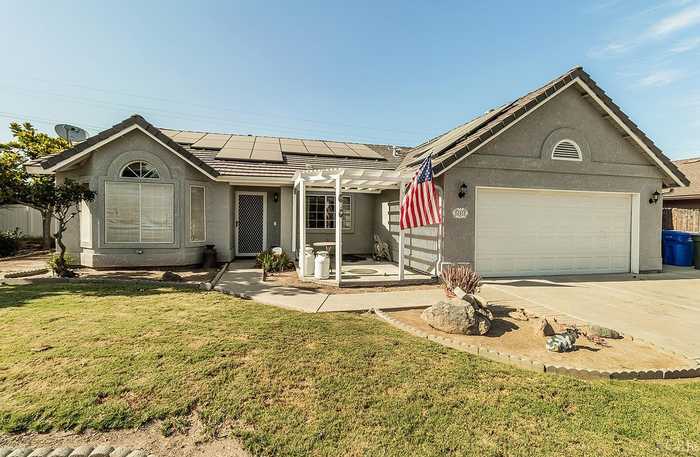 photo 1: 408 Devon Drive, Lemoore CA 93245