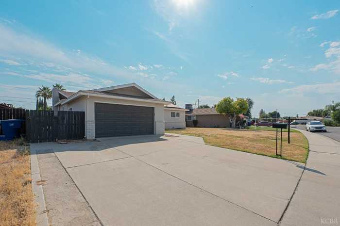 photo 2: 310 W Hazelwood Drive, Lemoore CA 93245