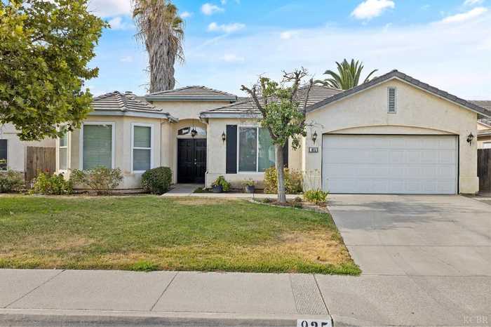 photo 1: 925 W Orange Street, Hanford CA 93230