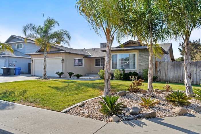 photo 2: 571 Tamarack Lane, Lemoore CA 93245