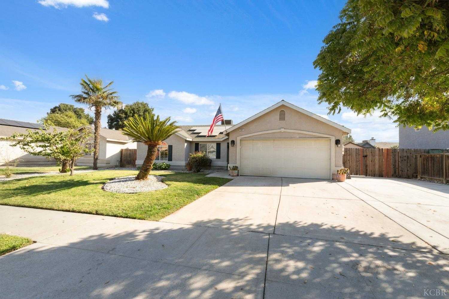 photo 1: 971 Yosemite Drive, Lemoore CA 93245