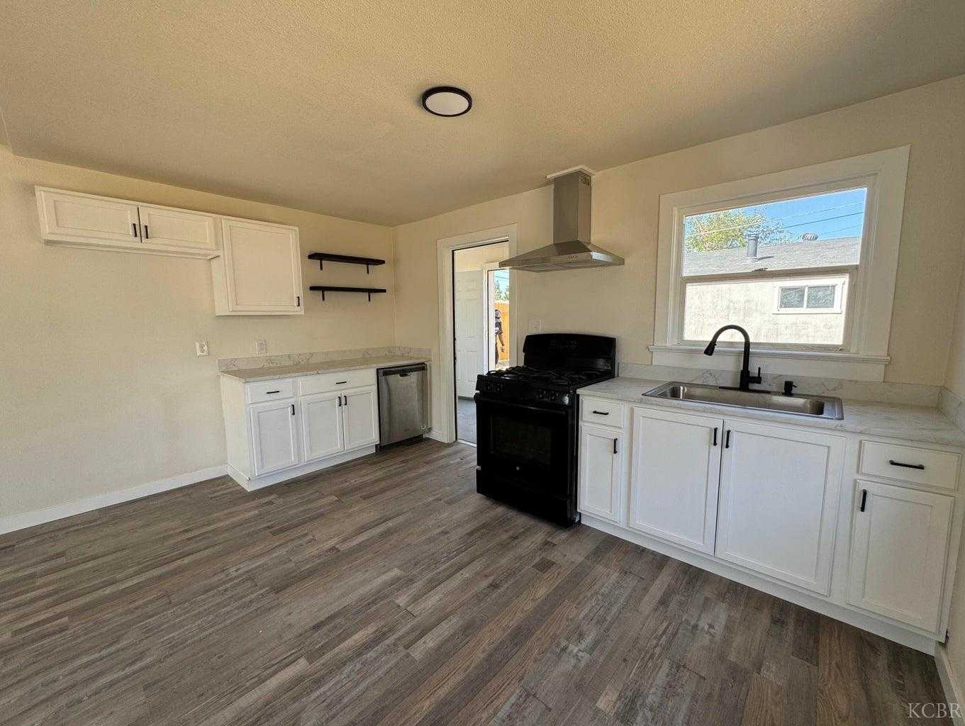 photo 2: 302 NE Walnut Street, Lemoore CA 93245