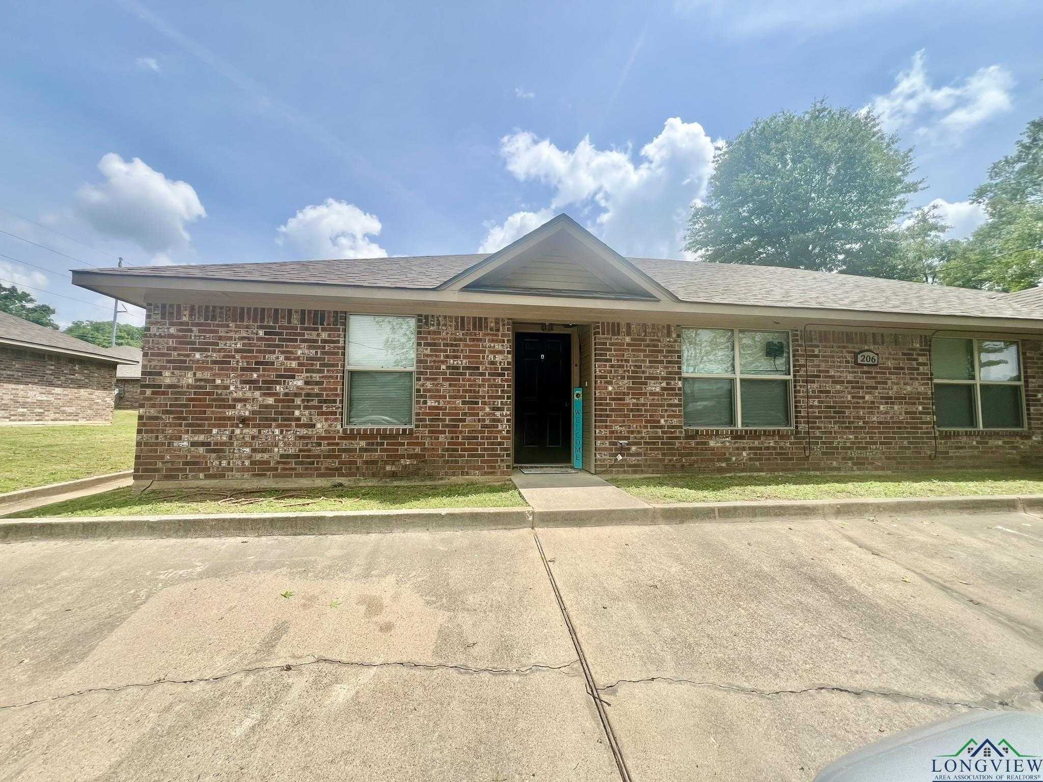 photo 2: 206 N Chestnut St, Hallsville TX 75650