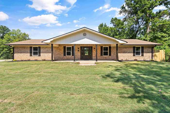 photo 1: 531 Oakwood St, Gladewater TX 75647