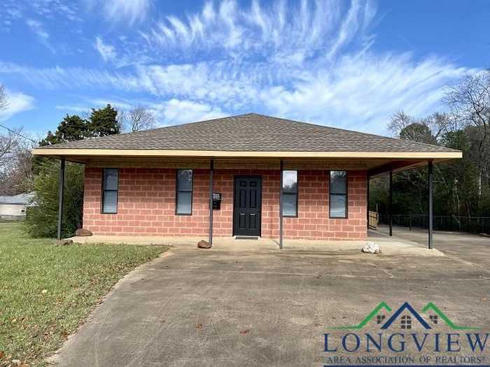 photo 1: 1112 Longview Dr, Henderson TX 75652