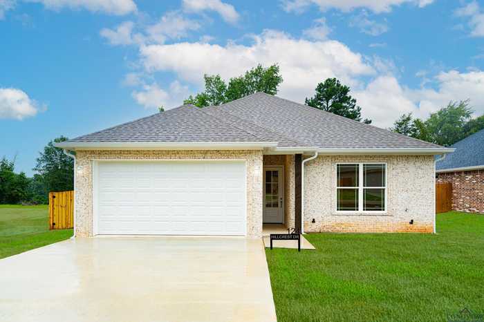 photo 2: 124 Hillcrest Dr, Gladewater TX 75647