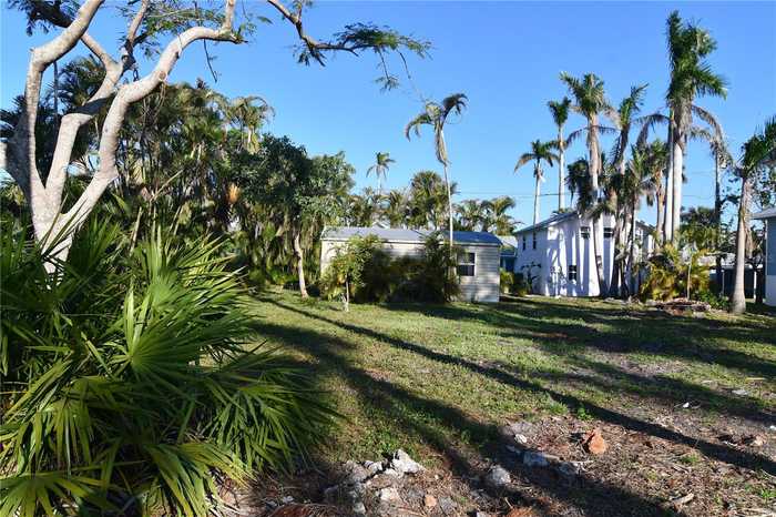 photo 2: 610 TRABUE AVENUE, PUNTA GORDA FL 33950