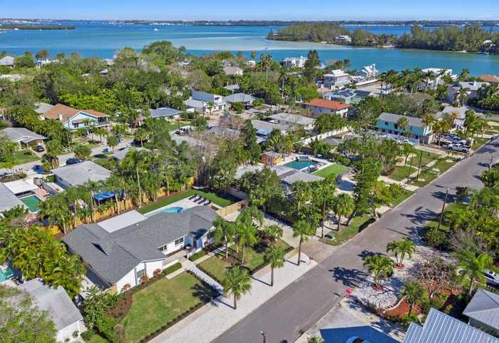 photo 2: 691 RUSSELL ST, LONGBOAT KEY FL 34228