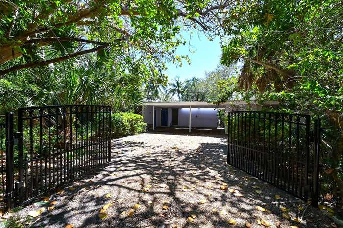 photo 2: 620 JACKSON WAY, LONGBOAT KEY FL 34228