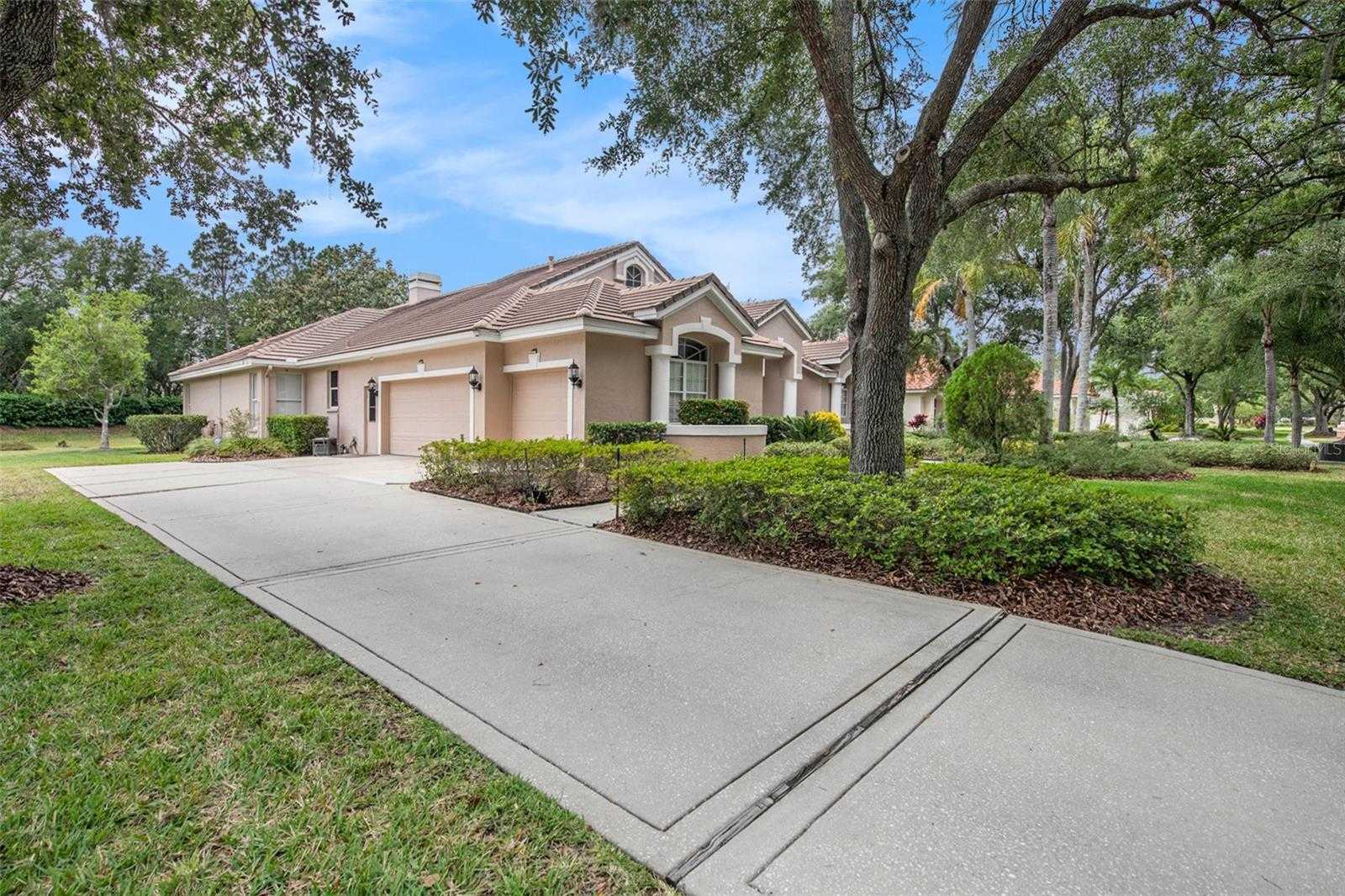 photo 2: 8904 MAGNOLIA CHASE CIRCLE, TAMPA FL 33647