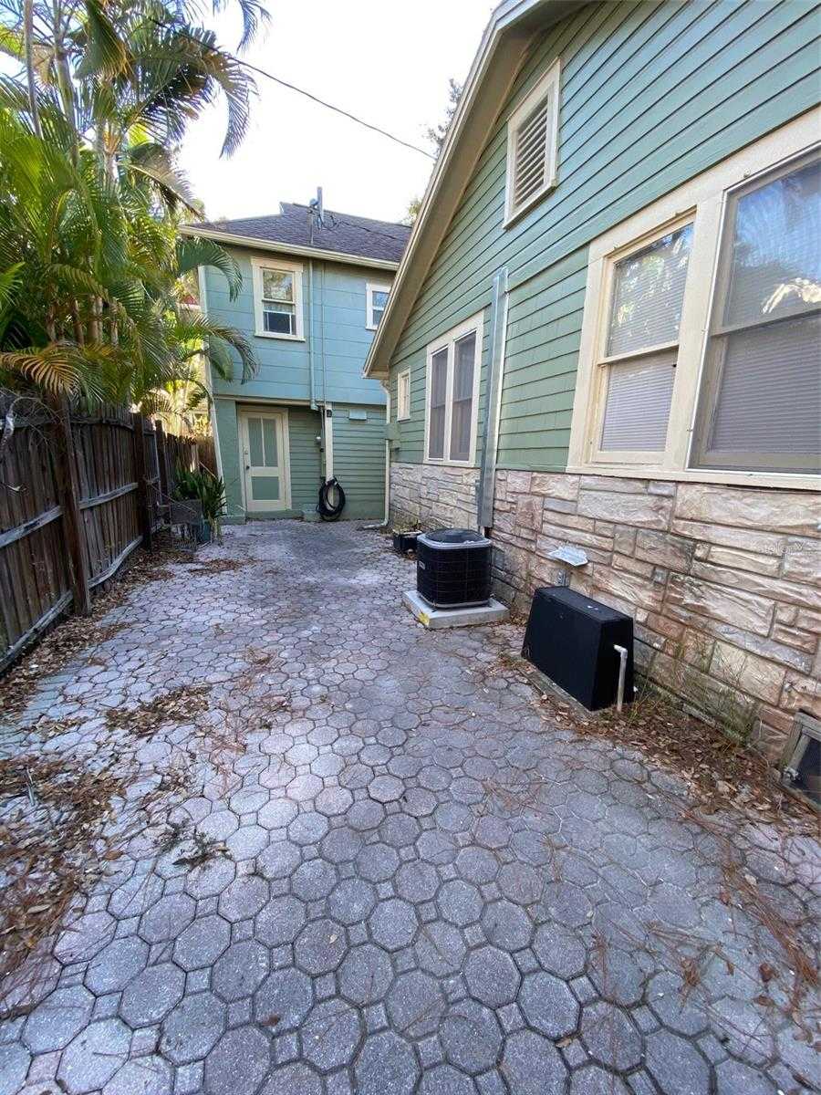 photo 2: 955 LOCUST STREET NE, SAINT PETERSBURG FL 33701