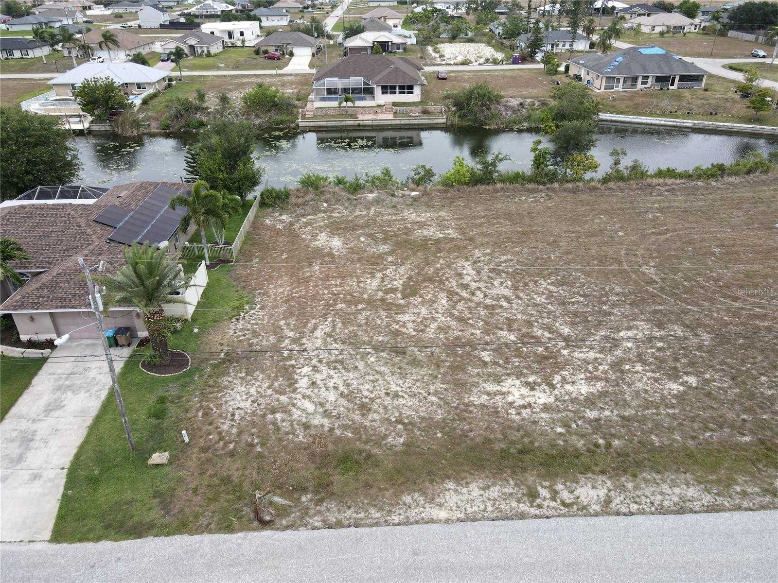 photo 3: 219 NE 19TH TERRACE, CAPE CORAL FL 33909