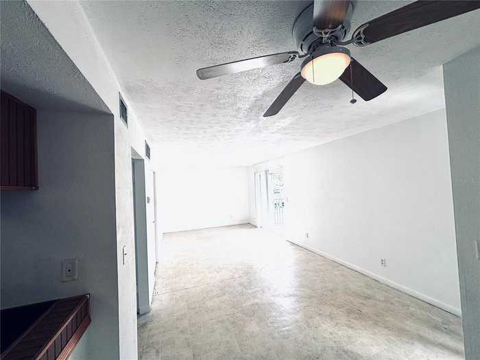 photo 2: 1799 N HIGHLAND AVENUE Unit 106, CLEARWATER FL 33755