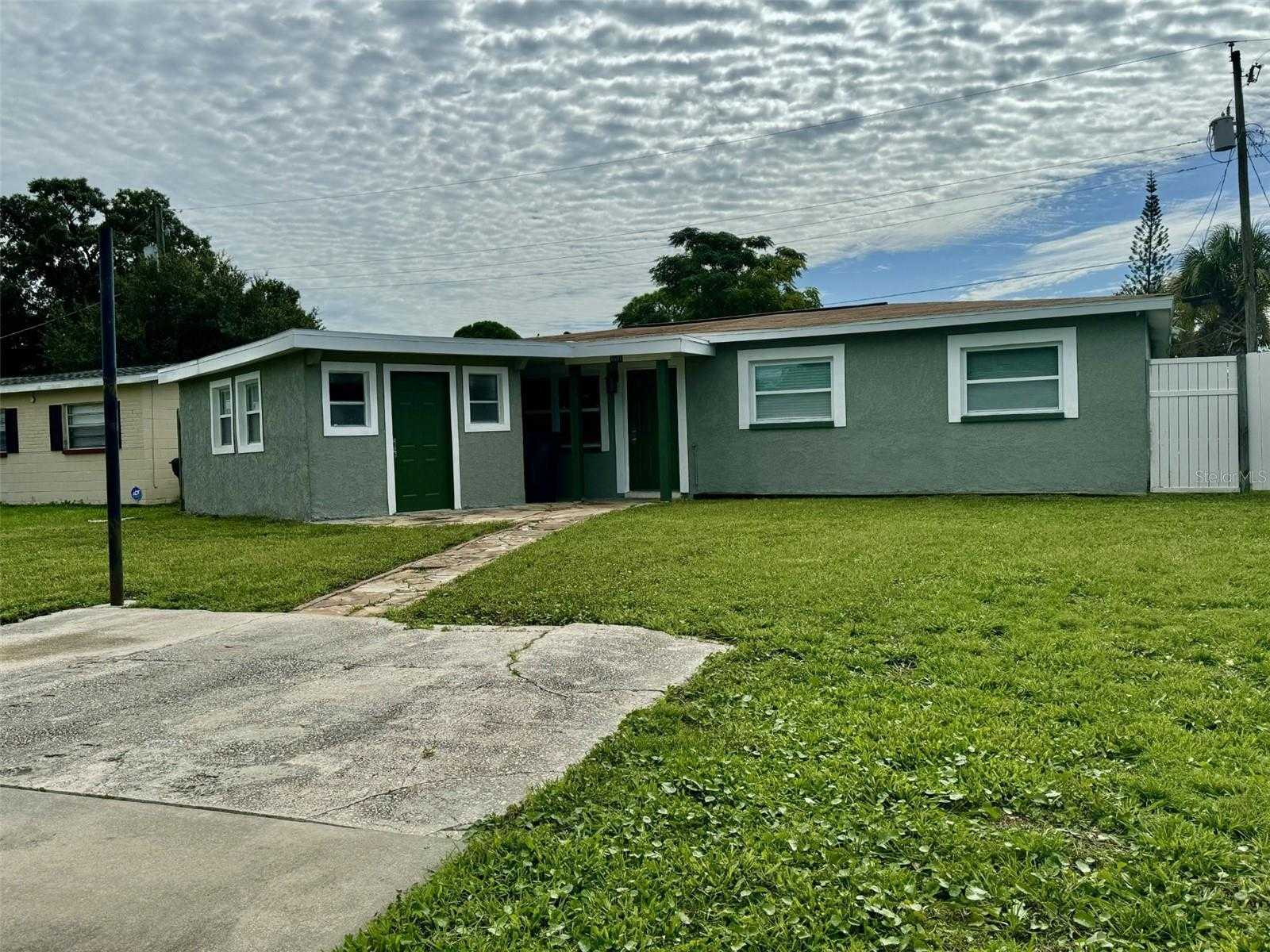 photo 3: 4605 DRIESLER CIRCLE, TAMPA FL 33634