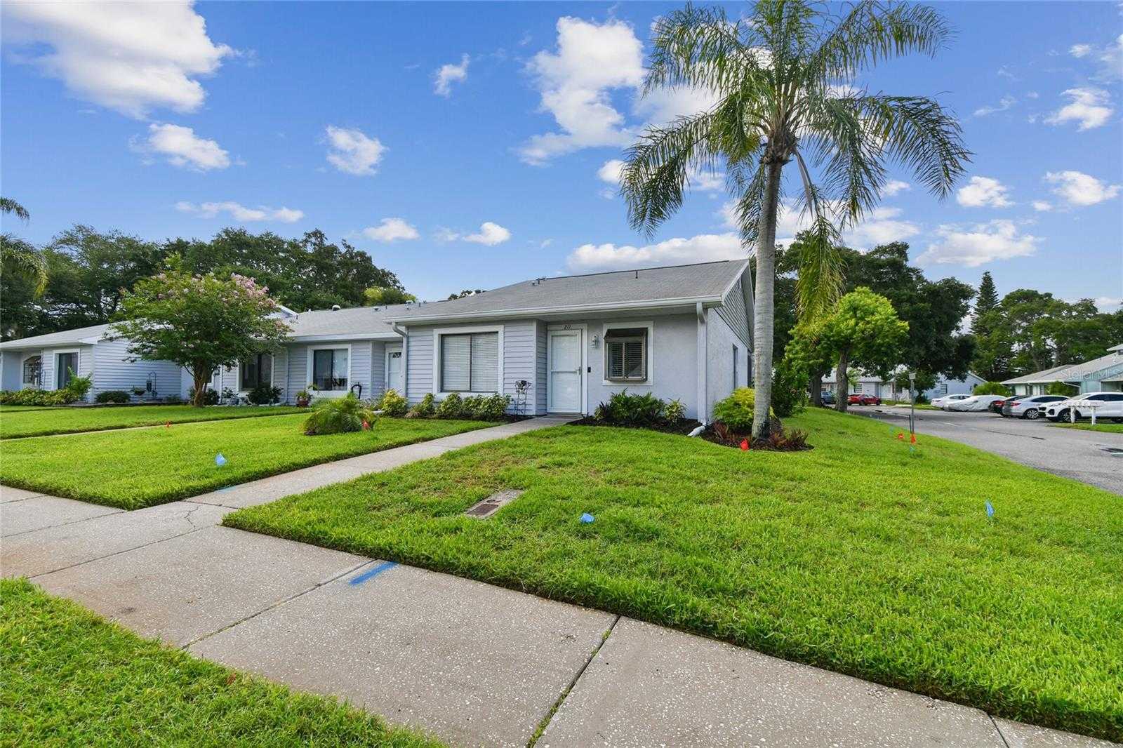 photo 2: 211 SOMERSET CIRCLE N, DUNEDIN FL 34698