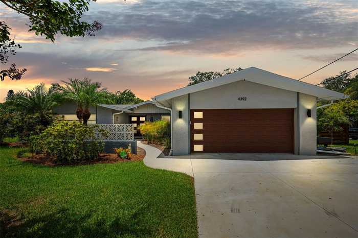 photo 1: 4392 OVERLOOK DRIVE NE, SAINT PETERSBURG FL 33703