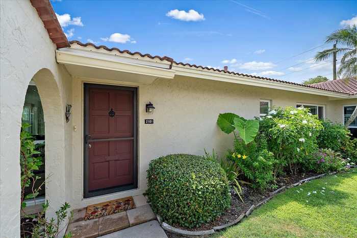 photo 2: 2101 PUEBLO CIRCLE Unit V1, SARASOTA FL 34231