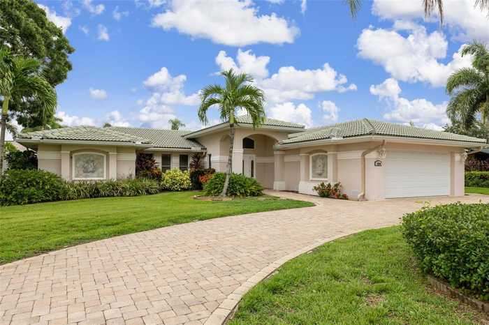 photo 1: 1800 TANGLEWOOD DRIVE NE, SAINT PETERSBURG FL 33702