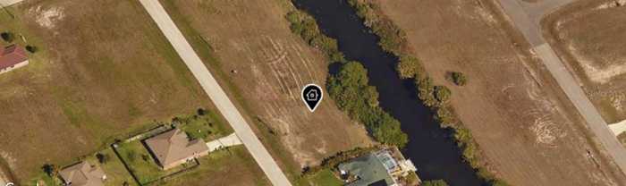 photo 3: 3915 NE 16TH PLACE, CAPE CORAL FL 33909