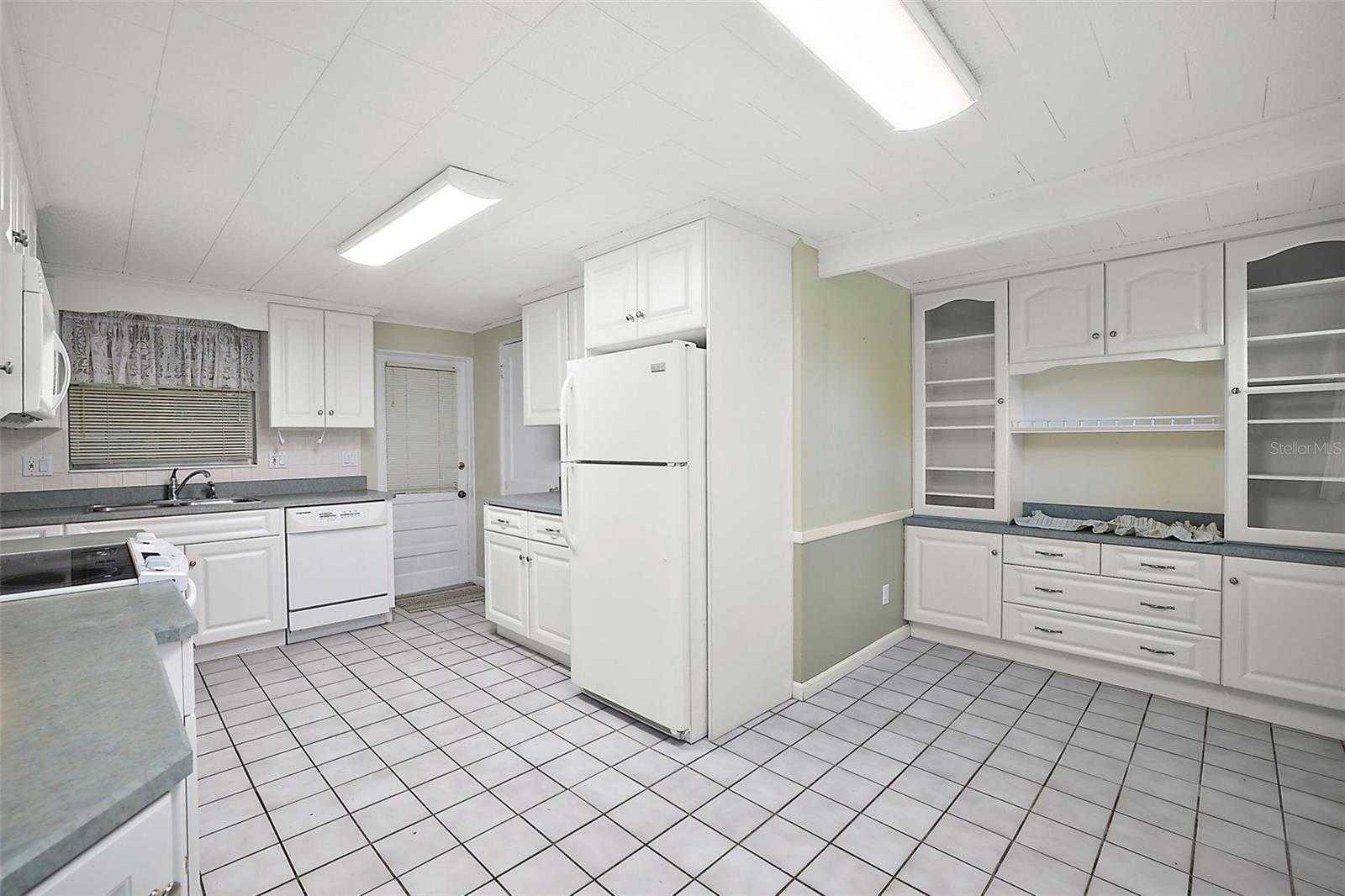 photo 3: 1305 DORA DRIVE, LEESBURG FL 34748