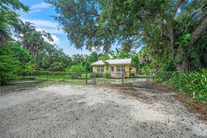 photo 2: 2632 HAWTHORNE STREET, SARASOTA FL 34239