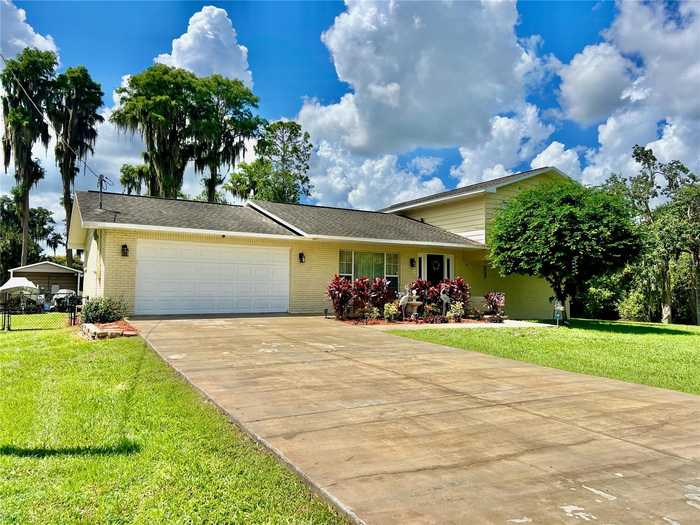 photo 2: 18709 LAKESHORE DRIVE, LUTZ FL 33549