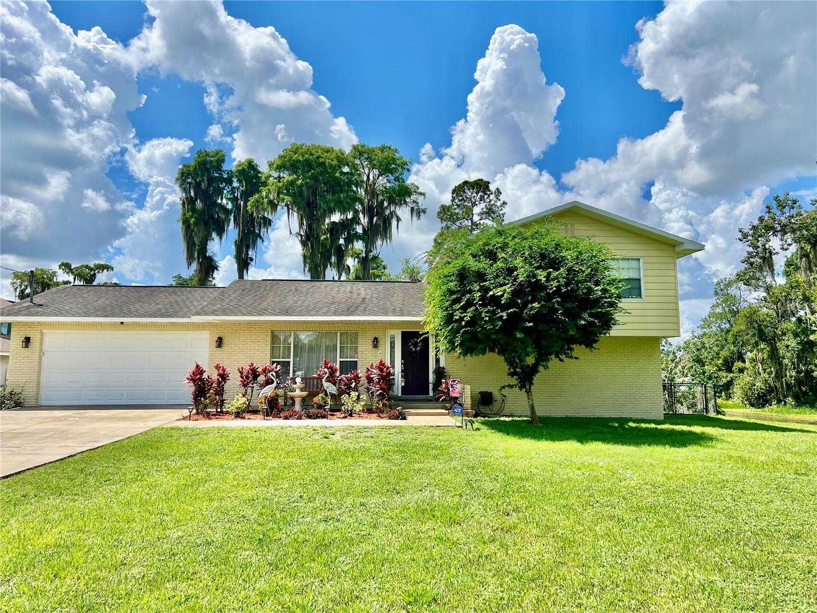 photo 3: 18709 LAKESHORE DRIVE, LUTZ FL 33549