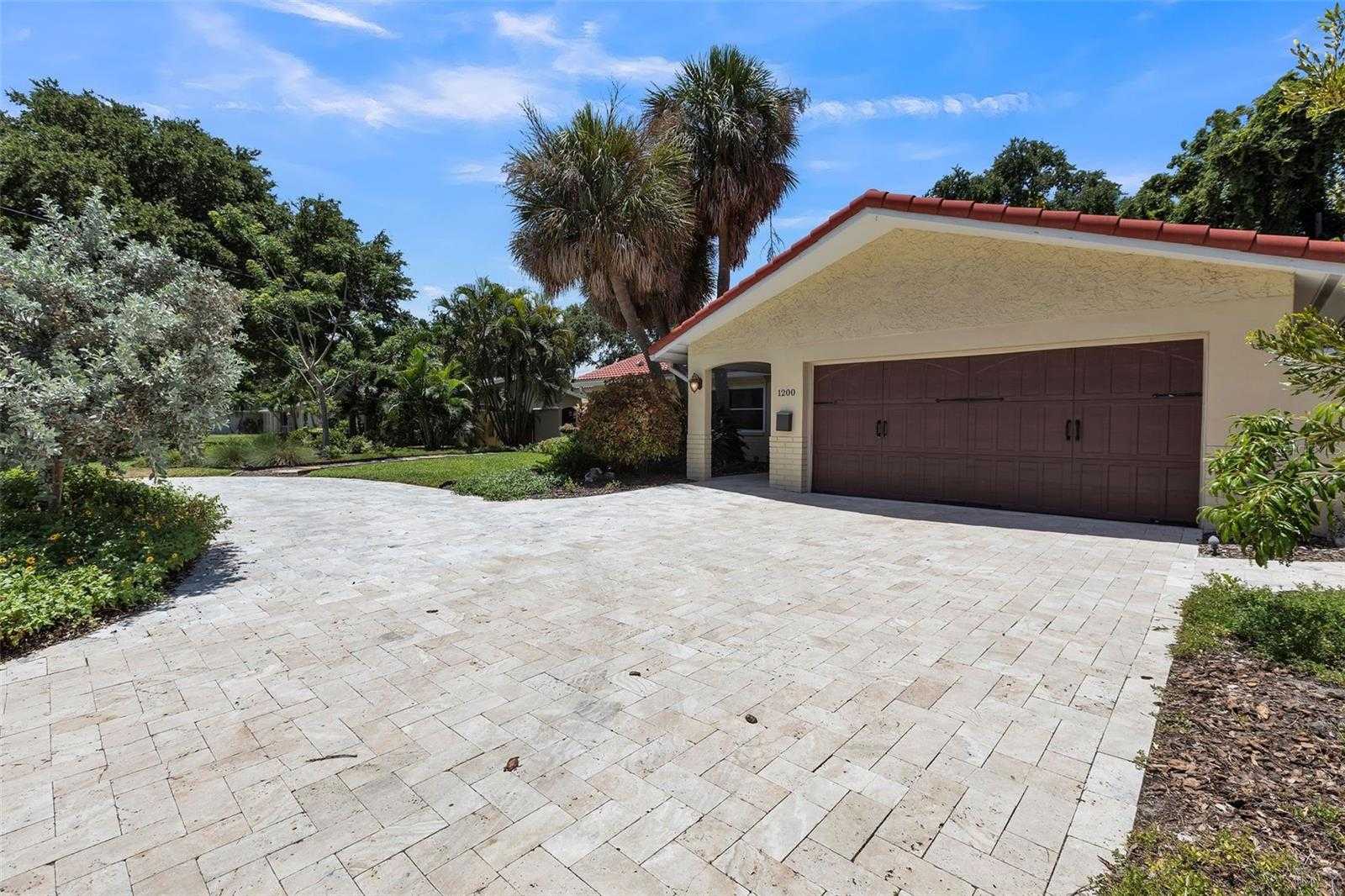 photo 3: 1200 EDEN ISLE BOULEVARD NE, SAINT PETERSBURG FL 33704