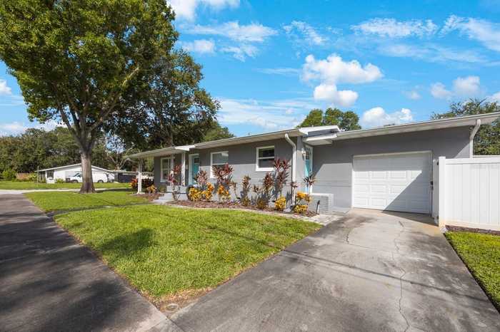 photo 2: 575 NORTHMOOR AVENUE N, SAINT PETERSBURG FL 33702