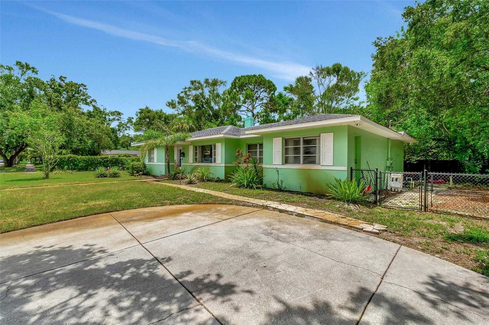 photo 3: 1200 JUNGLE AVENUE N, SAINT PETERSBURG FL 33710