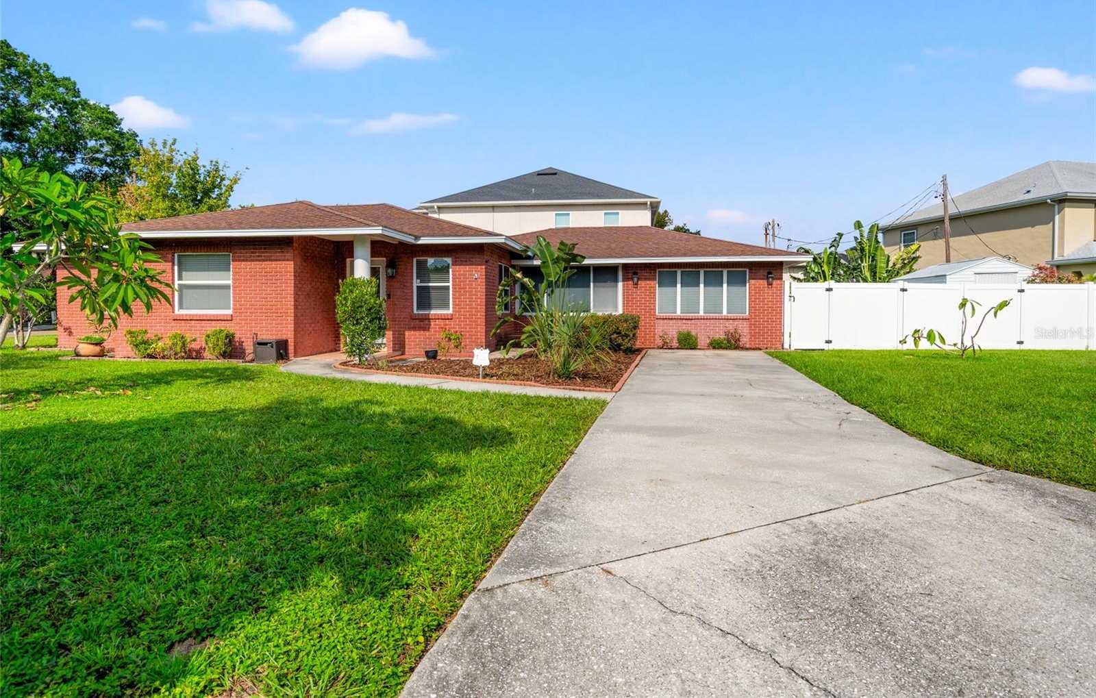 photo 1: 3625 W TAMPA CIRCLE, TAMPA FL 33629