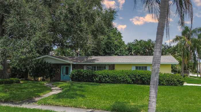 photo 2: 498 BAYVIEW DRIVE NE, SAINT PETERSBURG FL 33704