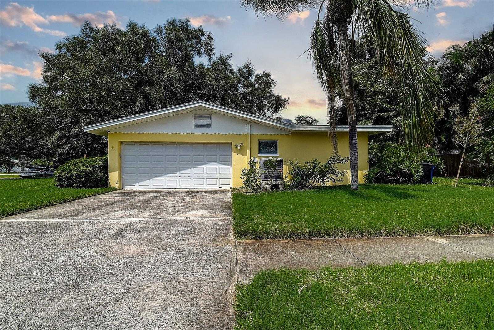 photo 3: 498 BAYVIEW DRIVE NE, SAINT PETERSBURG FL 33704