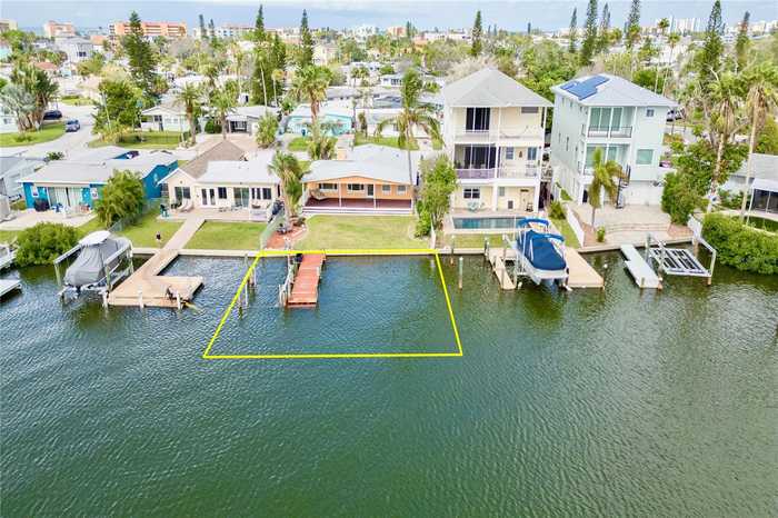 photo 2: 599 S BAYSHORE DR, MADEIRA BEACH FL 33708