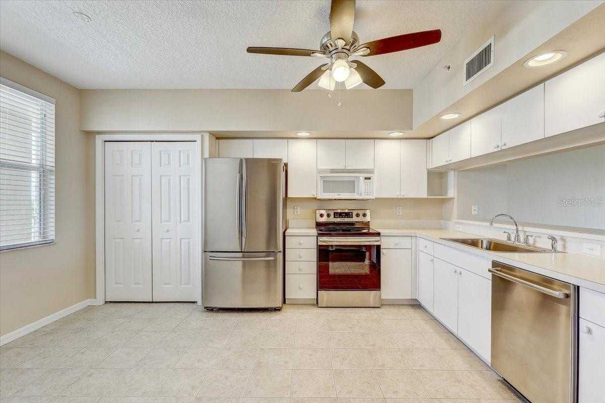 photo 3: 1200 COUNTRY CLUB DRIVE Unit 3405, LARGO FL 33771