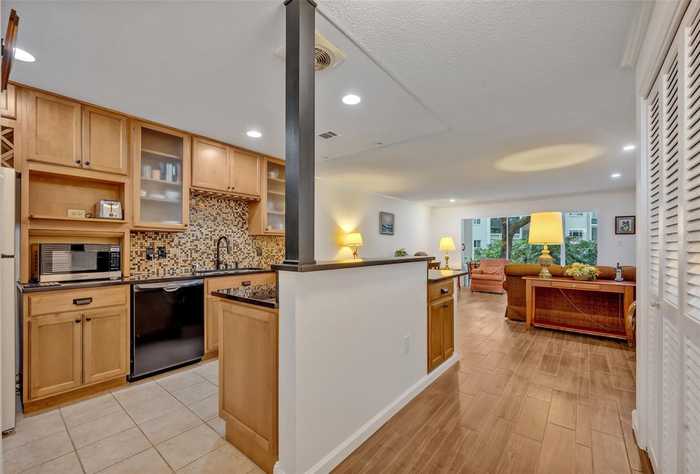 photo 2: 700 MELROSE AVE   J 1 AVENUE Unit J1, WINTER PARK FL 32789