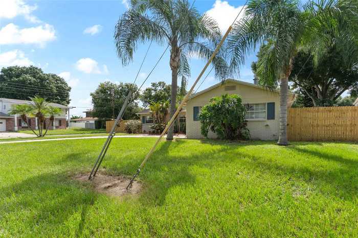 photo 2: 8402 BEDFORD LANE, TAMPA FL 33615