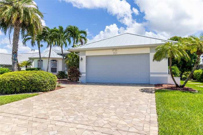 photo 2: 4925 SW 9TH PLACE, CAPE CORAL FL 33914