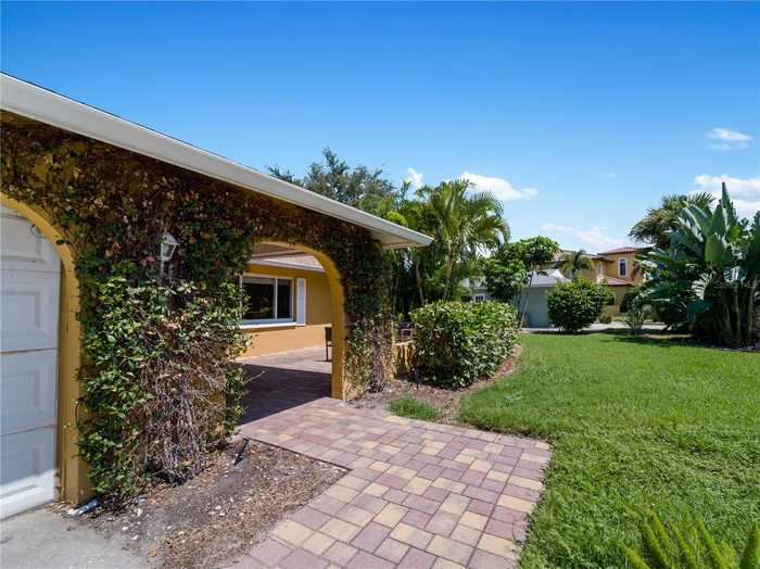 photo 2: 424 BAYCREST DRIVE, VENICE FL 34285