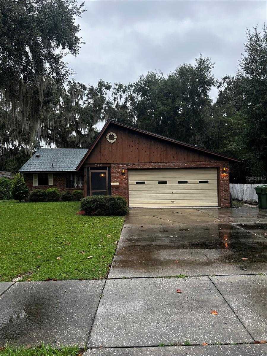 photo 1: 710 LINCOLN AVENUE, LEESBURG FL 34748