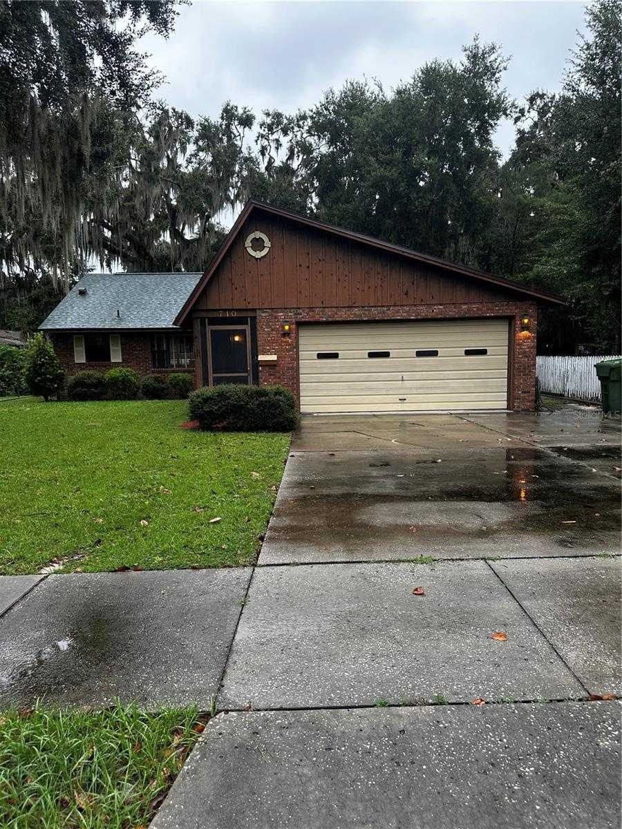 photo 2: 710 LINCOLN AVENUE, LEESBURG FL 34748