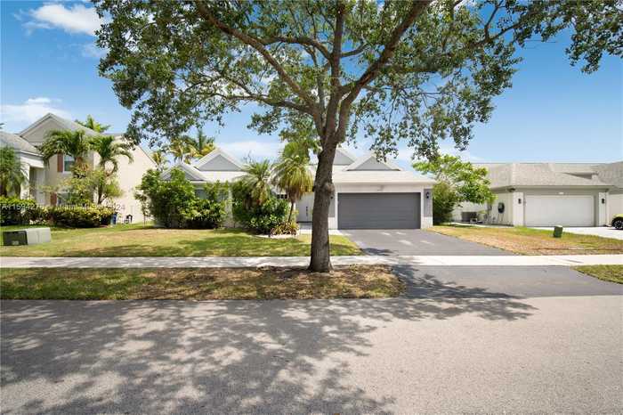 photo 1: 10185 Grove Ln, Cooper City FL 33328