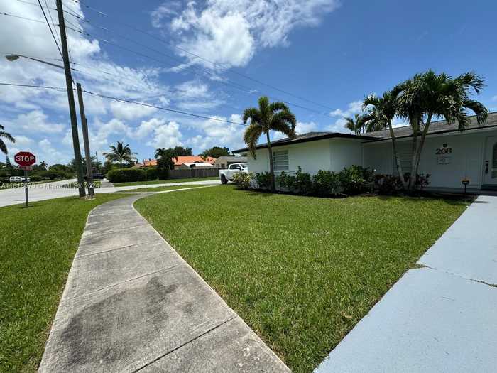 photo 2: 208 NW 19th St, Homestead FL 33030