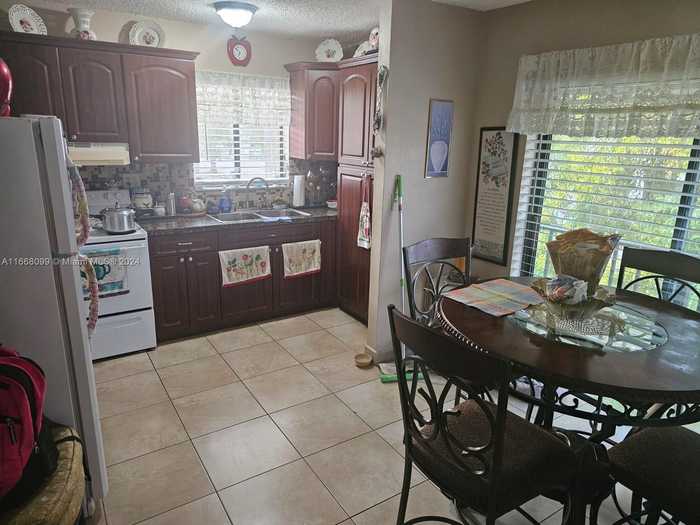 photo 1: 1521 W 42nd Pl Unit 18, Hialeah FL 33012