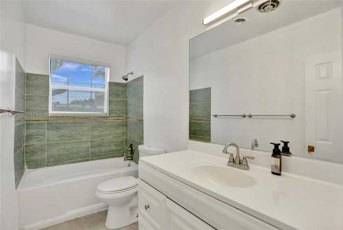 photo 4: 1040 NE 176th St, North Miami Beach FL 33162