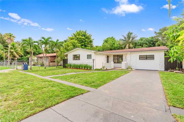 photo 1: 436 NE 161st St, Miami FL 33162