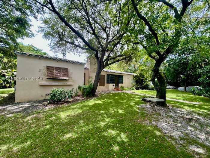 photo 2: 334 NE 107th St, Miami Shores FL 33161